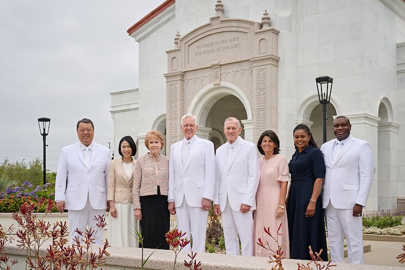 O Presidente D. Todd Christofferson, segundo conselheiro da Primeira Presidência de A Igreja de Jesus Cristo dos Santos dos Últimos Dias, ao centro, antes de dedicar o Templo de Yorba Linda Califórnia no domingo, 7 de junho de 2026. O Presidente Christofferson está acompanhado por sua esposa, a irmã Kathy Christofferson, ao centro à esquerda; Elder Steven R. Bangerter, diretor executivo do Departamento dos Templos, e sua esposa, a irmã Susan Bangerter, ao centro à direita; Elder I. Raymond Egbo e sua esposa, a irmã Comfort Egbo; e Elder Takashi Wada e sua esposa, a irmã Naomi Wada.