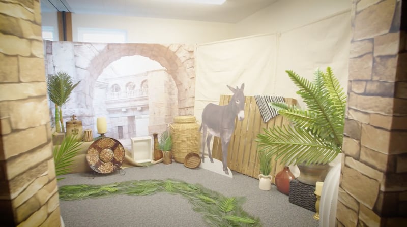 A sala de uma capela em Herriman, Utah, é transformada para retratar a entrada triunfal de Jesus Cristo em Jerusalém, nos dias 9 e 10 de abril de 2025.