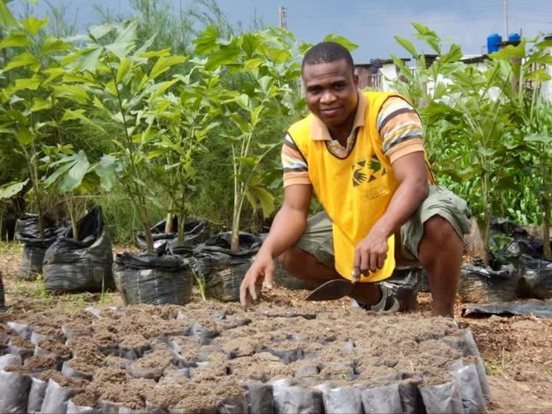 Konrad Barjuah serve como missionário de adulto jovem na Missão de Port Harcourt da Nigéria.