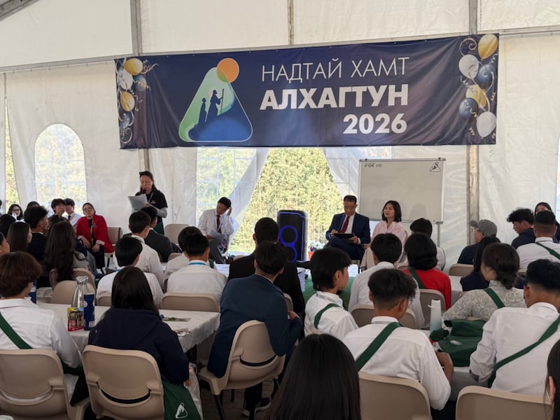 Élder Christopher H. Kim e Irmã Seongmi (Sue) Kim preparam-se para falar em uma conferência Para Fortalecer a Juventude perto de Ulaantaatar, Mongólia, realizada de 28 de junho a 3 de julho de 2026.