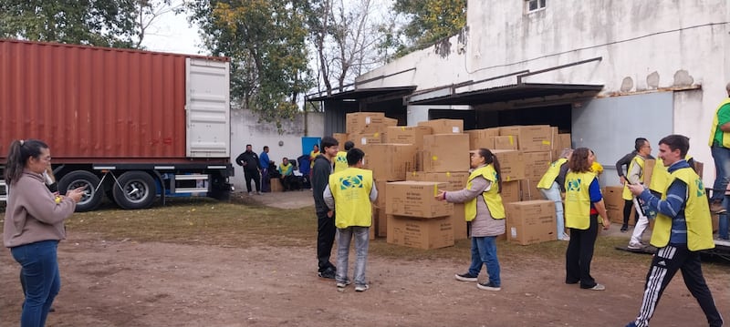 Voluntários ajudam a descarregar cadeiras de rodas doadas de A Igreja de Jesus Cristo dos Santos dos Últimos Dias em Santa Fé, Argentina, em junho de 2026.