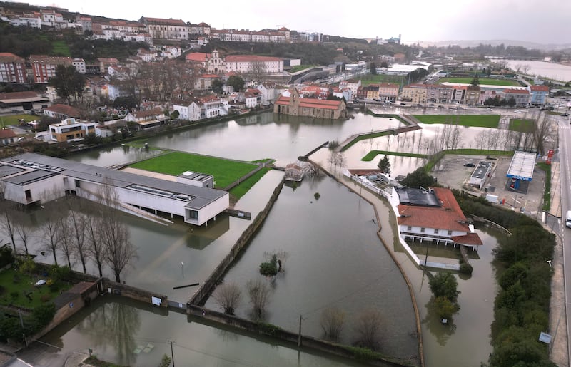Edifícios e ruas estão inundando após fortes chuvas de Portugal em fevereiro de 2026.