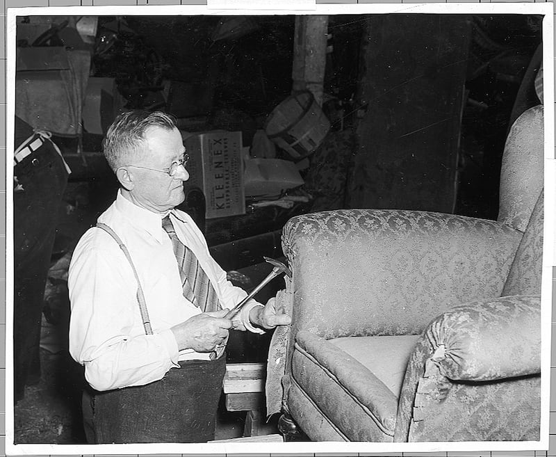 Um funcionário das Indústrias Deseret, em 1939, conserta uma poltrona para ser colocada à venda.
