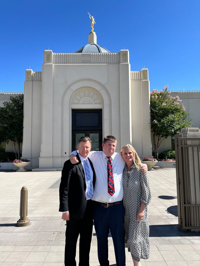 Elder Ashton Curtis, ao centro, posa para uma foto em frente ao Templo de Tucson Arizona com seus pais, Helen e Judd Curtis, abril de 2025.