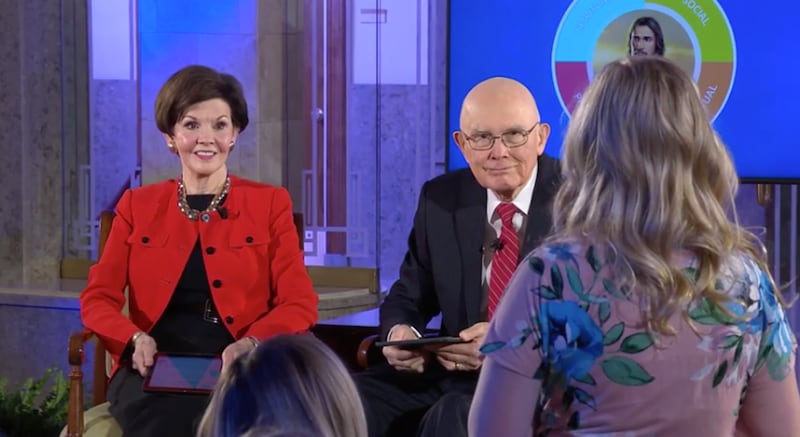 Presidente Dallin H. Oaks e sua esposa, a irmã Kristen Oaks, escutam enquanto uma jovem fala sobre sua experiência, até o momento, com o programa para Crianças e Jovens, durante o evento Cara a Cara do dia 23 de fevereiro de 2020.