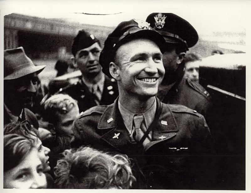Gail “Hal” Halvorsen, o “Candy Bomber”, trouxe alegria para as crianças em Berlim Ocidental durante ponte aérea de Berlim.