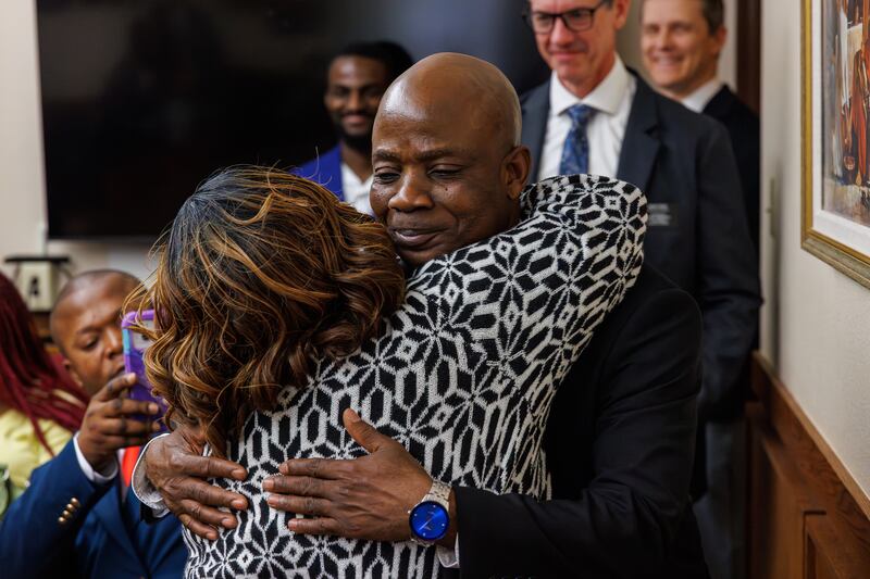 Bispo Denis Akulu do Treasure Valley Ward (Swahili) abraça sua esposa, Esther Akulu, no domingo, 8 de fevereiro de 2026, em Boise, Idaho.