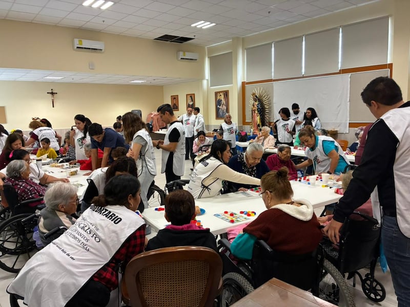 Membros e voluntários visitam pessoas idosas de Guadalajara, México, durante o Dia Nacional de Serviço em 6 de dezembro de 2025.