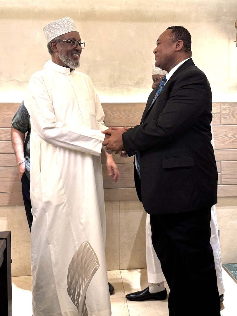 Elder Thierry K. Mutombo cumprimenta Abdullahi Abdi em Nairóbi, Quênia, 27 de junho de 2026, em um jantar oferecido pela NAMLEF.