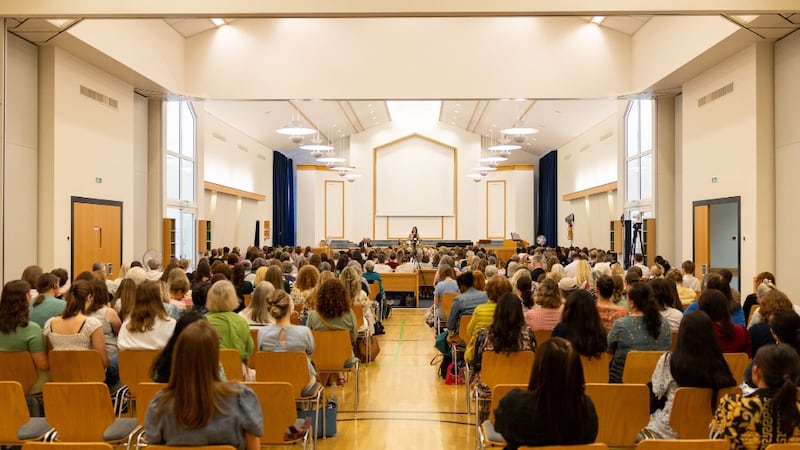 Mulheres reúnem-se para o devocional com Irmã Kristin M. Yee em Offenbach, Alemanha, em 29 de agosto de 2026.