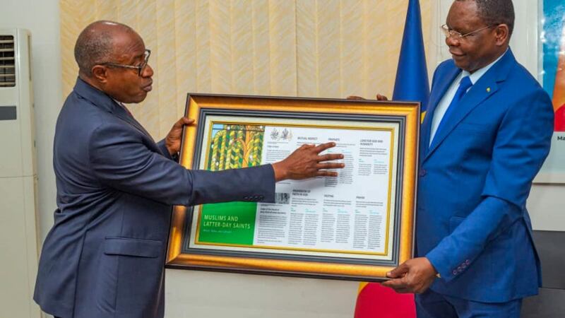 Elder Alfred Kyungu apresenta Allamaye Halina, Primeiro-Ministro do Chade, com um presente destacando pontos em comum entre a Igreja e o Islã em 28 de outubro de 2025.