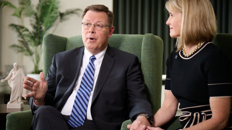 Elder Clark G. Gilbert e sua esposa, irmã Christine Gilbert, falam sobre seu novo chamado para o Quórum dos Doze Apóstolos do Edifício Memorial de Joseph Smith na Praça do Templo em Salt Lake City na quinta-feira, 12 de fevereiro de 2026.