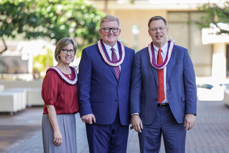 O Presidente R. Kelly Haws, presidente interino da BYU–Hawaii, e sua esposa, a Sister Nancy Haws, posam para uma foto com o Elder Blark G. Gilbert, comissário de educação da Igreja, à direita, durante o devocional no campus realizado no Cannon Activities Center em 13 de janeiro de 2026, em Laie, Hawaii.