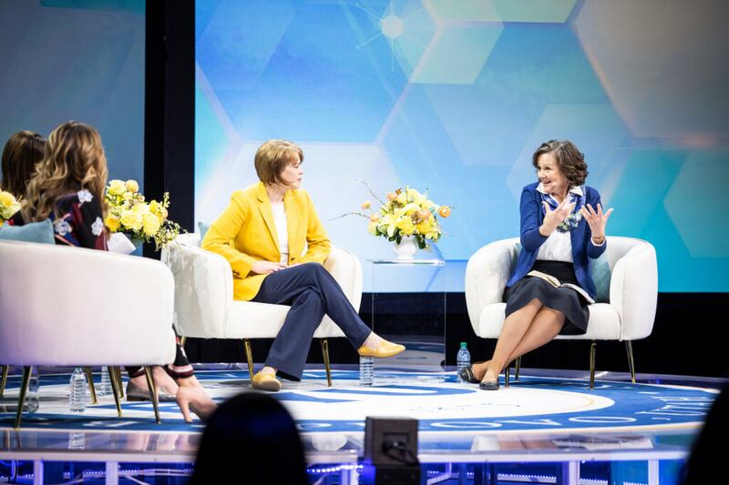 A irmã Susan H. Porter, primeira conselheira na presidência geral da Primária, responde a uma pergunta durante o evento De irmã para irmã da Conferência de Mulheres da BYU, em 30 de abril de 2021.