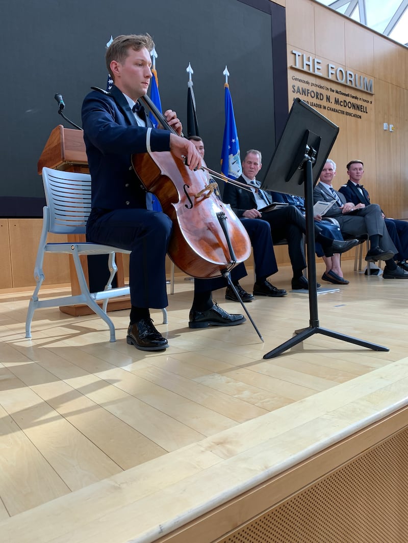 Um cadete da USAFA toca violoncelo de Polaris Hall em Colorado Springs, Colorado, domingo, 24 de maio de 2026.