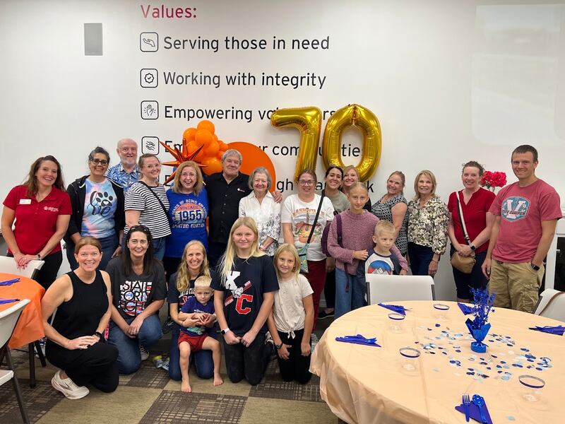 Amigos e familiares de Gwynne Fullmer sorriem para uma foto enquanto fazem trabalho voluntário no Midwest Food Bank em Gilbert, Arizona, no dia 18 de outubro de 2025, para celebrar o 70º aniversário de Fullmer.