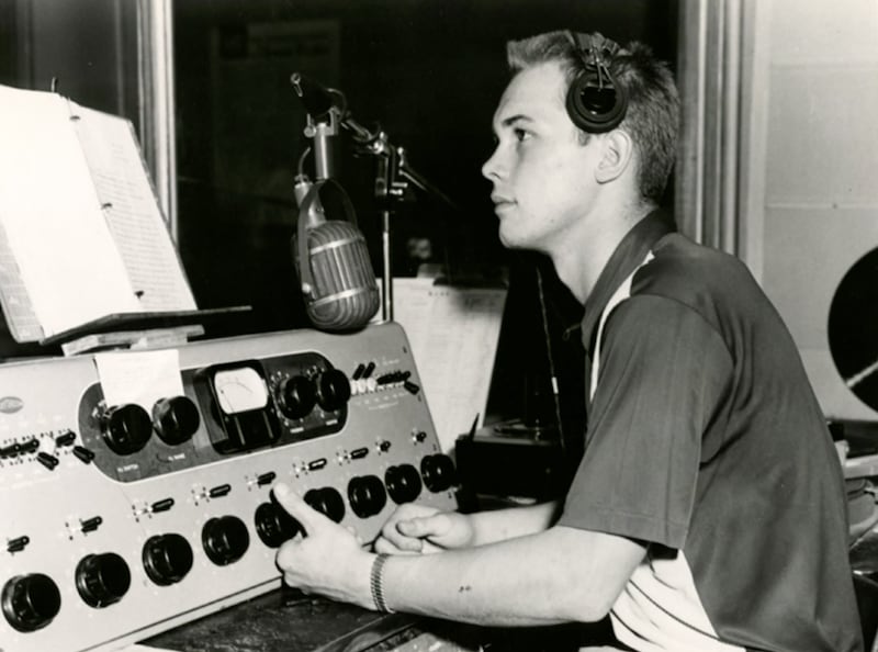 O jovem Dallin H. Oaks trabalha como locutor de rádio. Ele recebeu uma licença para ser engenheiro transmissor enquanto ainda estava no ensino médio.