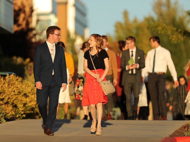 O élder David A. Bednar, do Quórum dos Doze Apóstolos e a esposa, irmã Susan Bednar, discursa para alunos da BYU-Idaho num devocional realizado no Centro BYU-Idaho em Rexburg, Idaho, no domingo, 22 de setembro