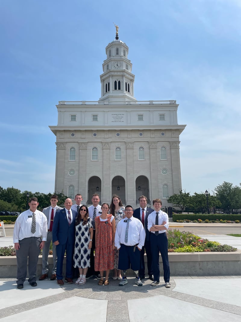 Segundo da direita na frente, Elder Emmett Oakley, um missionário de serviço de Cedar Falls, Iowa, está com outros missionários de serviço de Iowa City, Iowa, em frente ao Templo de Nauvoo Illinois em Nauvoo, Illinois, em 2025.