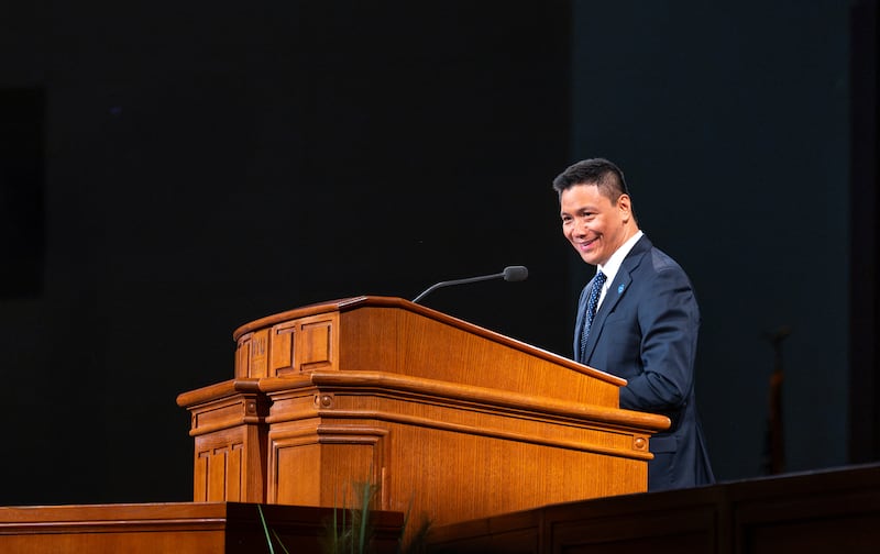 Élder James O. Fantone, um Setenta Autoridade Geral, fala durante o devocional do campus de BYU–Idaho no I–Center em Rexburg, Idaho, na terça-feira, 22 de setembro de 2026.