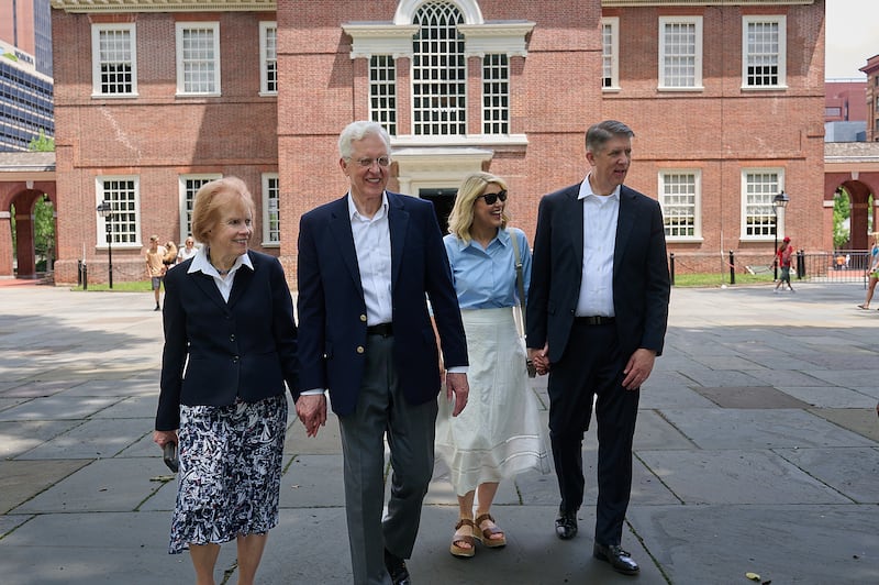 O Presidente D. Todd Christofferson, segundo conselheiro da Primeira Presidência, e sua esposa, a Sister Kathy Christofferson, junto com Elder Matthew S. Holland, Setenta Autoridade Geral, e sua esposa, a Sister Paige Holland, visitam locais históricos de Filadélfia, Pensilvânia.