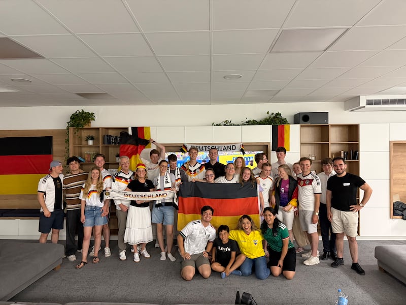 Adultos jovens se reúnem no Instituto de Religião de Frankfurt em Frankfurt, Alemanha, para assistir à Alemanha jogando na Copa do Mundo em junho de 2026.