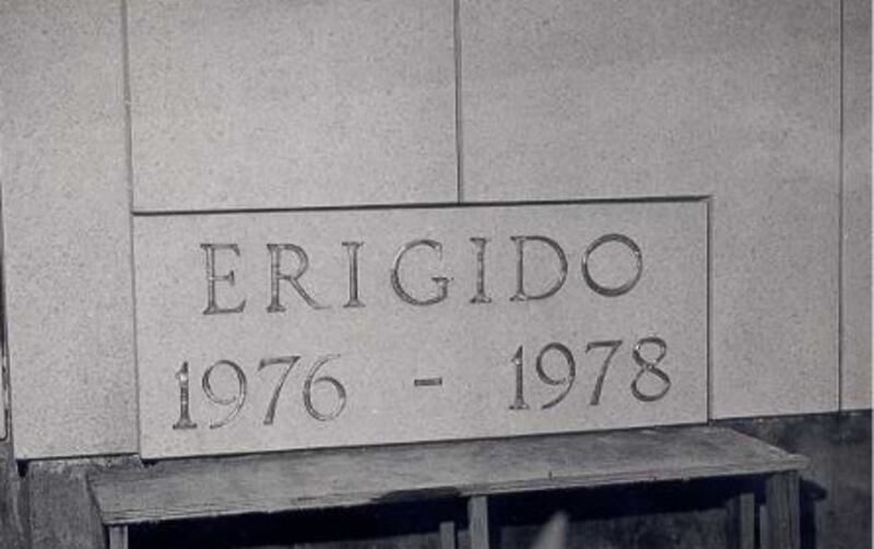 Uma página dos Arquivos de A Igreja de Jesus Cristo dos Santos dos Últimos Dias mostra uma fotografia da pedra angular do Templo de São Paulo Brasil, após ter sido selada por Presidente Marion G. Romney, conselheiro na Primeira Presidência. Presidente Spencer W. Kimball presidiu a cerimônia em 1977.