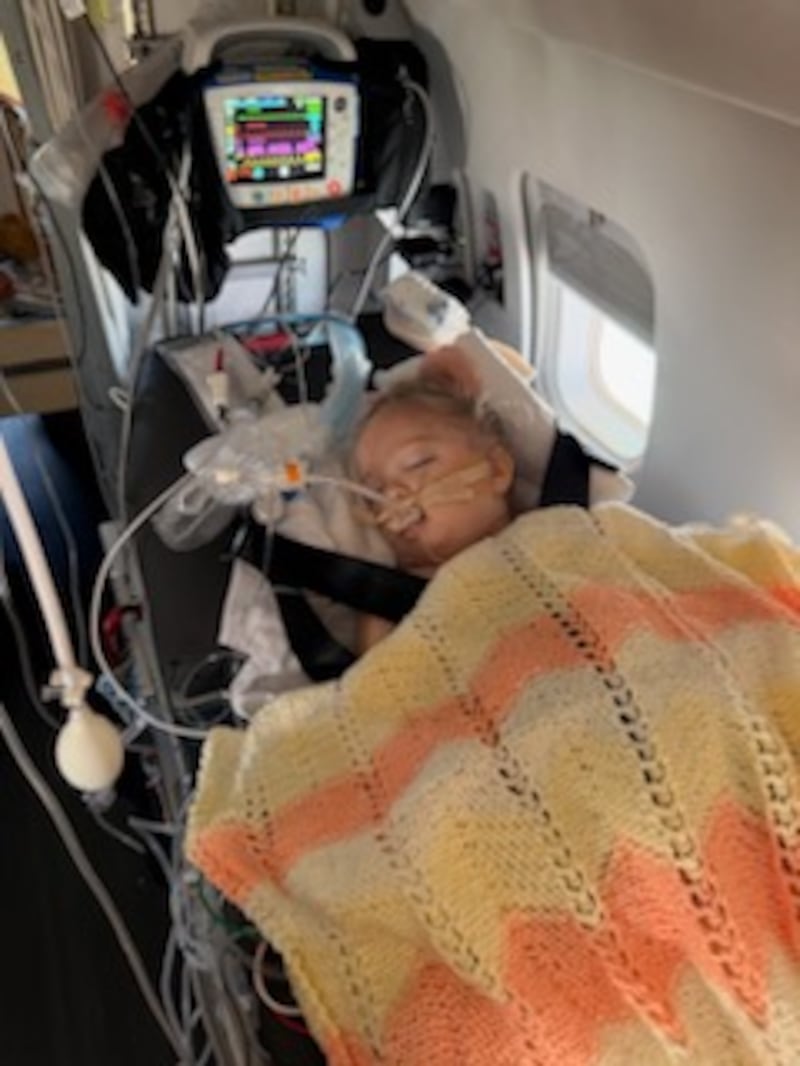 Estelle Santiago, então com 3 anos de idade, encontrava-se em coma durante um voo médico saindo do Uruguai em janeiro de 2026.
