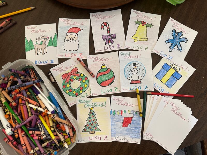 Imagens coloridas por Lisa Zuniga e sua família exibem saudações de festas. Zuniga e sua família fizeram serenatas de Natal e distribuíram as imagens no Harker Heights Nursing and Rehabilitation Center em Harker Heights, Texas, para celebrar o aniversário de Zuniga em 13 de dezembro de 2025.