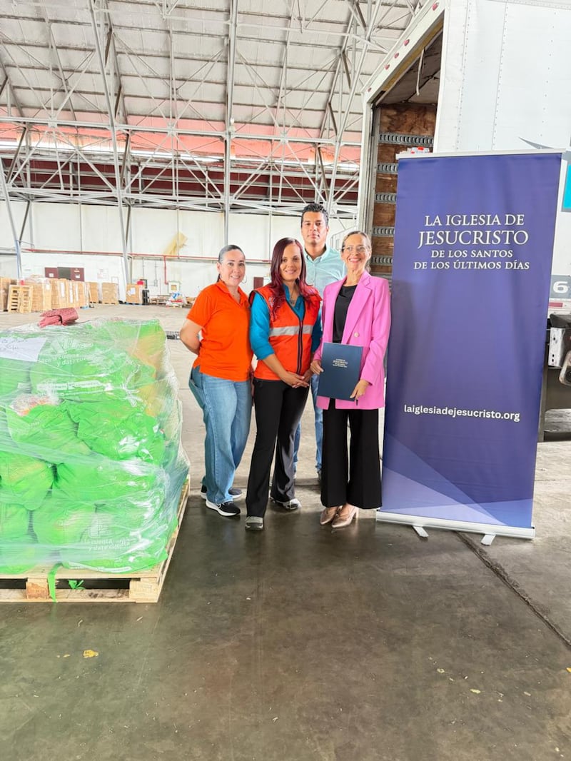 Membros da A Igreja de Jesus Cristo dos Santos dos Últimos Dias posam para uma foto ao lado de kits de ajuda de emergência doados a famílias necessitadas na Cidade do Panamá, Panamá, em 15 de outubro de 2026, após um terremoto ter atingido o país cinco dias antes.