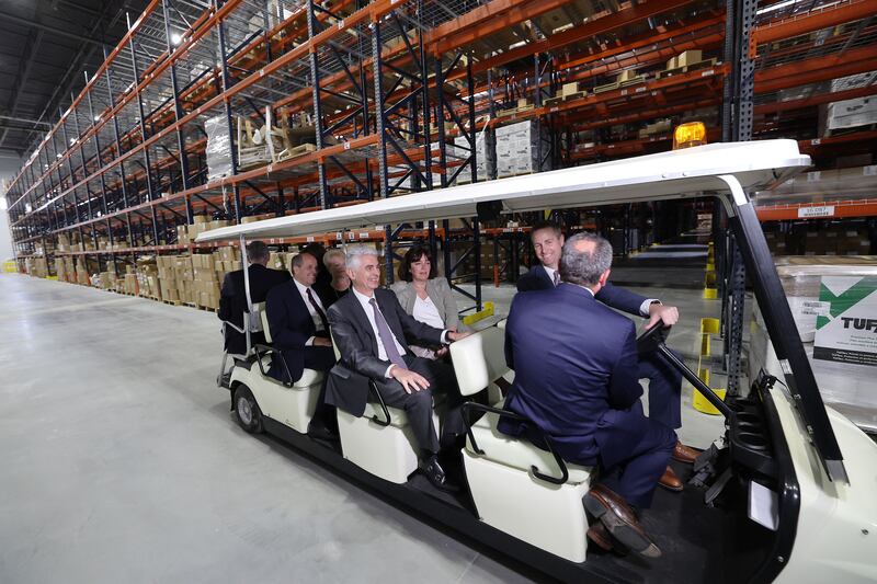 Bispo Presidente Gerald Caussé visita o novo Centro Global de Serviços de Distribuição em Salt Lake City na quinta-feira, 8 de junho de 2023.