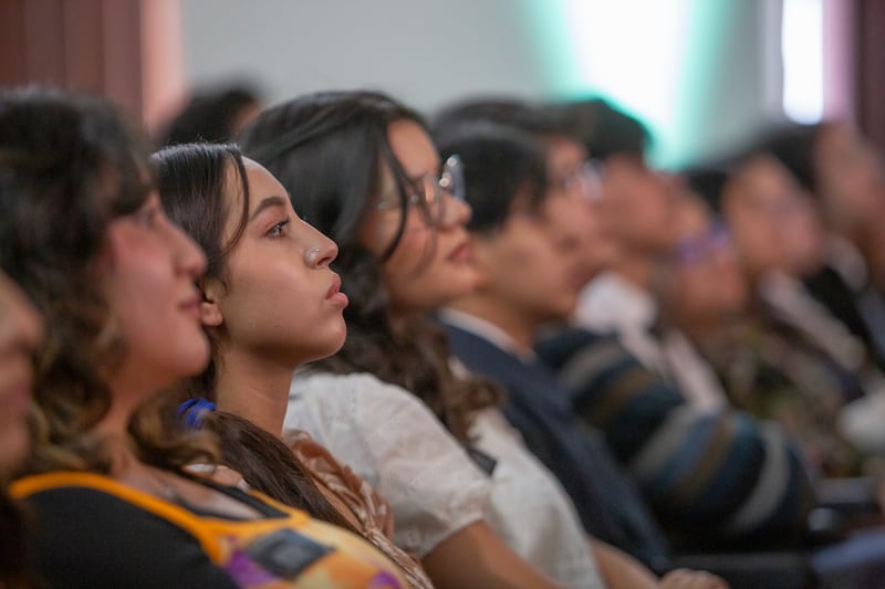 Mulheres jovens ouvem uma mensagem do Élder Ulisses Soares do Quórum dos Doze Apóstolos durante o devocional na Cidade do México, México, em 28 de agosto de 2026.