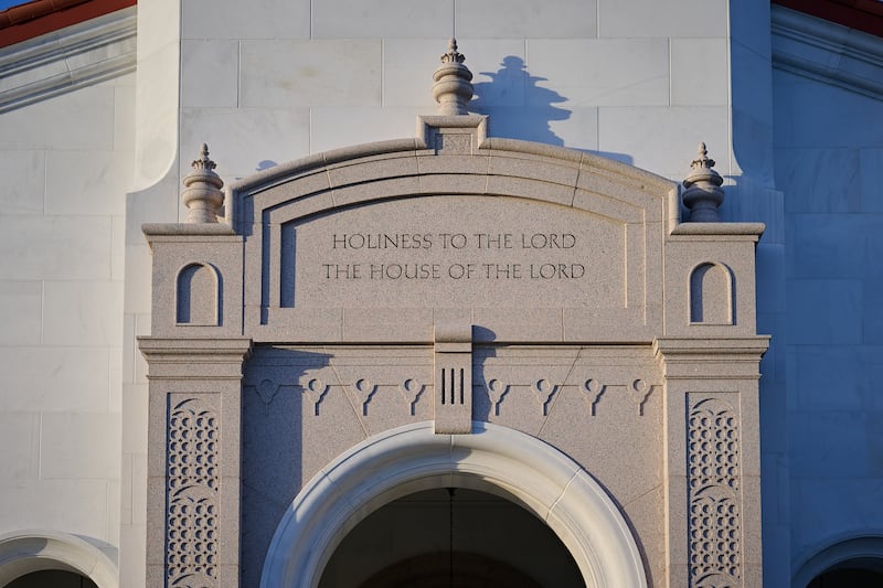 "Santidade ao Senhor: A casa do Senhor" está inscrito acima da entrada do Templo de Yorba Linda Califórnia.