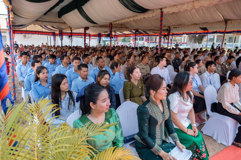 Uma grande multidão, incluindo líderes do governo e de saúde e líderes da Igreja, se reuniu para celebrar o novo prédio ambulatorial no complexo do Hospital de Referência Preah Net Preah na província de Banteay Meanchey, no noroeste do Camboja, em 26 de fevereiro de 2026.