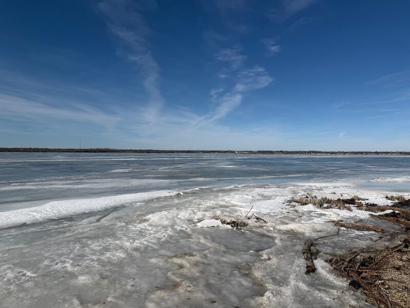 O Rio Mississippi está congelado em grandes seções perto de Nauvoo, Illinois, no sábado, 7 de fevereiro de 2026. A margem de Iowa é vista à distância.