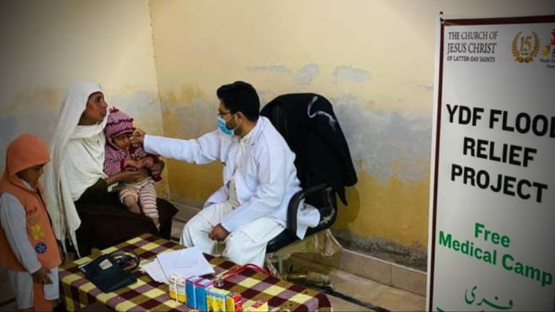 Instalações de acampamento médico — criadas com fundos doados pela A Igreja de Jesus Cristo dos Santos dos Últimos Dias — são fornecidas às famílias afetadas pelas inundações no Sul de Punjab, Paquistão, de final de 2025 a início de 2026, apoiando a recuperação de doenças transmitidas pela água.