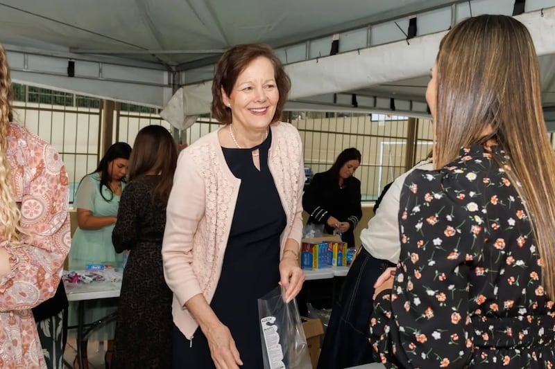 A Presidente Geral da Primária Susan H. Porter, à esquerda, fala com mulheres durante uma atividade de serviço em Curitiba, Brasil, sábado, 6 de junho de 2026.