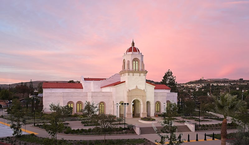 O Templo de Yorba Linda Califórnia ao anoitecer.