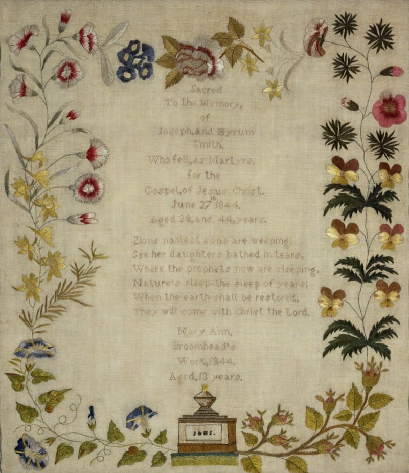 Um bordado criado por Mary Ann Broomhead, de 13 anos, em homenagem a Joseph e Hyrum Smith, logo após seu martírio.