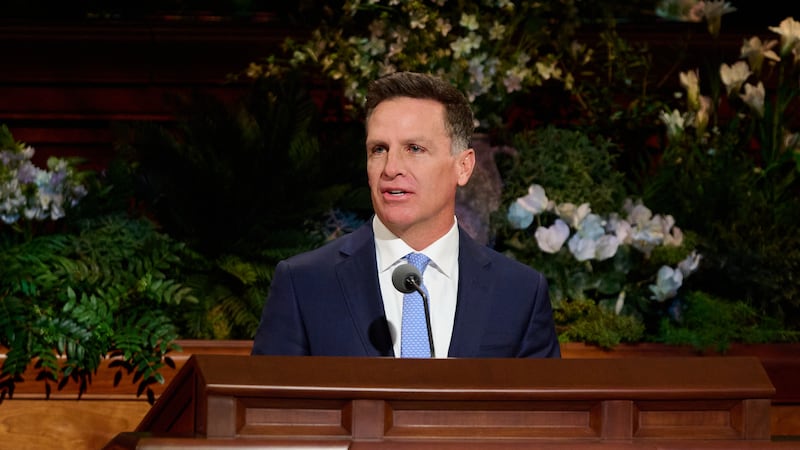Elder Brian J. Holmes, Setenta Autoridade Geral, fala durante a sessão de sábado à tarde da 196ª Conferência Geral Anual de A Igreja de Jesus Cristo dos Santos dos Últimos Dias no Centro de Conferências em Salt Lake City em 4 de abril de 2026.