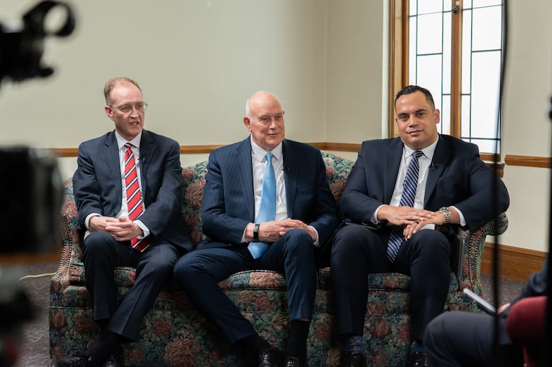 O Presidente Geral da Escola Dominical Paul V. Johnson, o irmão Chad H Webb e o irmão Gabriel W. Reid são entrevistados dentro de uma capela de Salt Lake City no podcast do Church News.