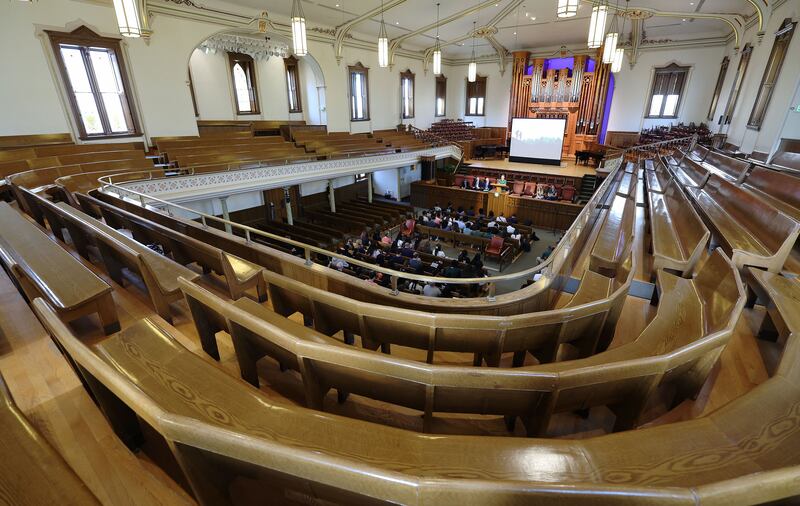 Alunos da Ensign College participam de um evento no Assembly Hall em Salt Lake City na sexta-feira, 9 de setembro de 2022.