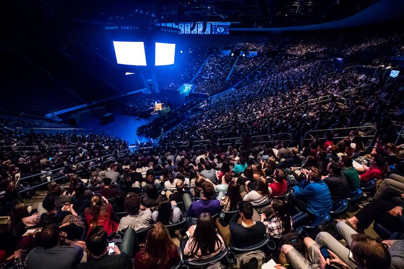 Alunos se reúnem no Marriott Center, para um devocional no campus da BYU, em 10 de abril de 2022.