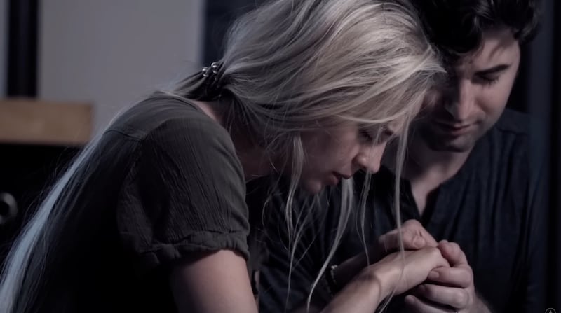 No vídeo “Estás mesmo aí?”, da série de Mensagens Inspiradoras, um casal procura por respostas para a oração.