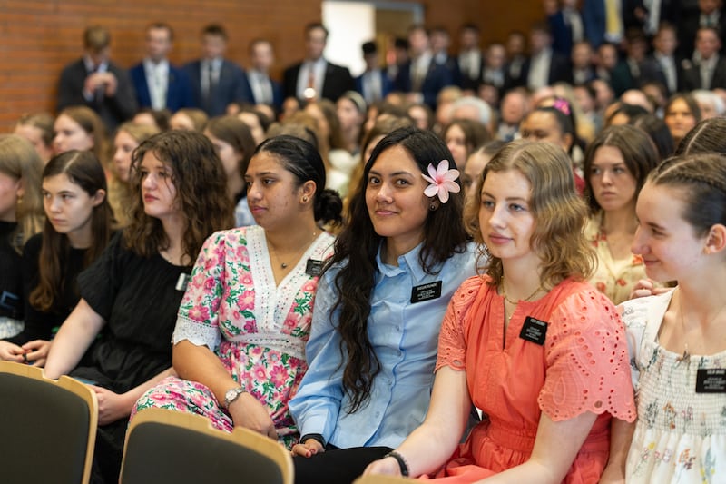 Sisteres missionárias de A Igreja de Jesus Cristo dos Santos dos Últimos Dias aguardam a chegada de Elder Gérald Caussé do Quórum dos Doze Apóstolos e sua esposa, Valérie, no Centro de Estaca Paris França em Versalhes na sexta-feira, 27 de fevereiro de 2026.