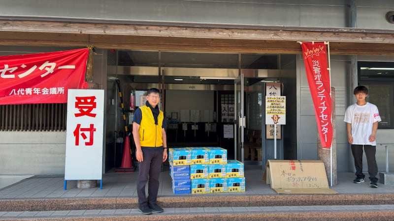 Membros da Igreja entregam suprimentos de ajuda ao Centro de Voluntários de Yatsushiro após o terremoto de 28 de julho de 2026 em Kumamoto, Japão.