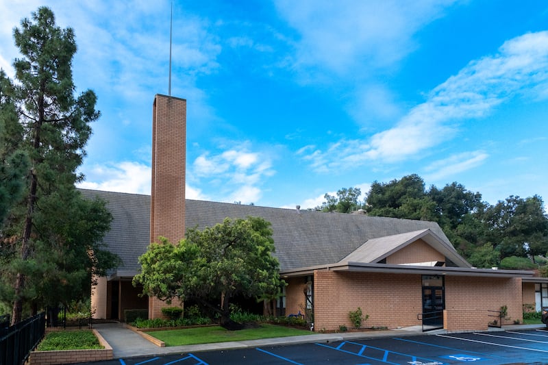 Uma casa de reuniões de A Igreja de Jesus Cristo dos Santos dos Últimos Dias em Pacific Palisades, Califórnia, é mostrada no dia de sua rededicação. A casa de reuniões foi renovada e posteriormente rededicada no domingo, 12 de abril de 2026, após os incêndios florestais da Califórnia em janeiro de 2025.