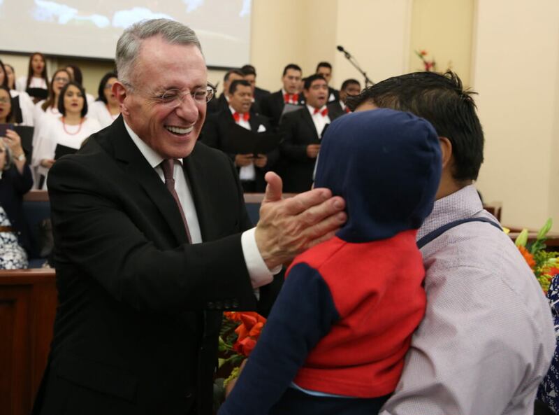 Élder Ulisses Soares cumprimenta uma criança após um devocional para casais em El Salvador na sexta-feira, dia 14 de fevereiro, 2020.