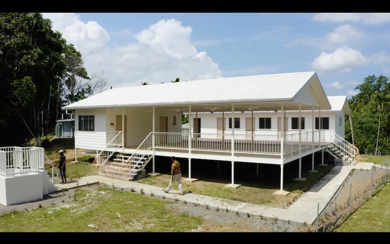 Uma casa de reuniões simplificada em Papua-Nova Guiné equipada com painéis solares e internet por satélite permite que as congregações se reúnam, estudem e participem dos programas da Igreja em áreas remotas.
