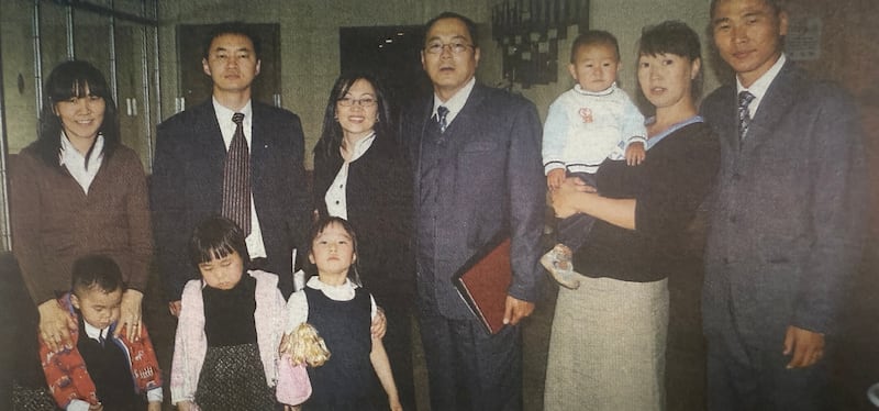 Membros da nova presidência da estaca Ulaanbaatar Mongólia Oeste posam para uma foto com suas famílias em Ulaanbaatar, Mongólia, em junho de 2009. Da esquerda para a direita, primeiro conselheiro, Presidente N. Adiyalbold; presidente da estaca, Presidente Odgerel Ochirjav, ao centro; segundo conselheiro, Presidente A. Tsog.
